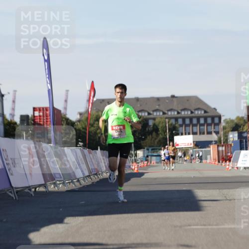 03.10.2025 - Köhlbrandbrückenlauf Jannik Wohlers http://msf.ph/oto/9081174 03.10.2025 12:50:36 Ziel 6248 meine-sportfotos.de