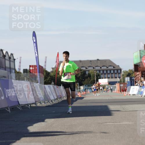 03.10.2025 - Köhlbrandbrückenlauf Jannik Wohlers http://msf.ph/oto/9081243 03.10.2025 12:50:36 Ziel 6248 meine-sportfotos.de