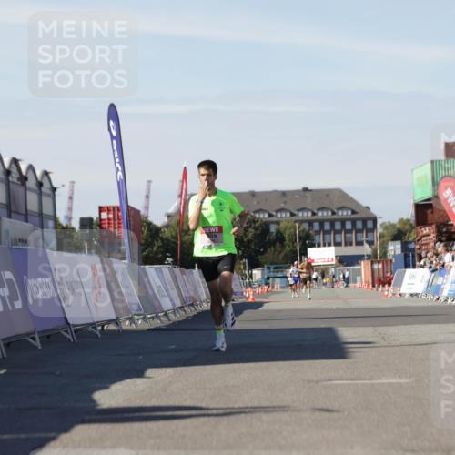 03.10.2025 - Köhlbrandbrückenlauf Jannik Wohlers http://msf.ph/oto/9081255 03.10.2025 12:50:36 Ziel 6248 meine-sportfotos.de