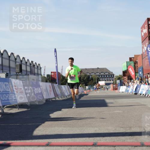 03.10.2025 - Köhlbrandbrückenlauf Jannik Wohlers http://msf.ph/oto/9081402 03.10.2025 12:50:37 Ziel 6248 meine-sportfotos.de