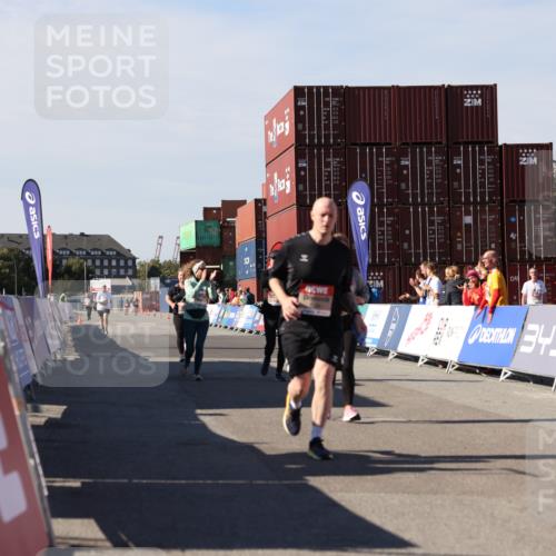 03.10.2025 - Köhlbrandbrückenlauf Lena Gebhardt http://msf.ph/oto/9081420 03.10.2025 13:47:10 Ziel 5136, 5635, 5636, 6073 meine-sportfotos.de