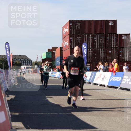 03.10.2025 - Köhlbrandbrückenlauf Lena Gebhardt http://msf.ph/oto/9081429 03.10.2025 13:47:10 Ziel 5136, 5635, 5636, 6073 meine-sportfotos.de