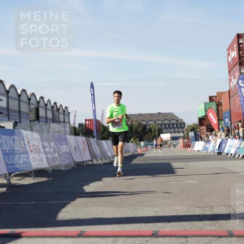 03.10.2025 - Köhlbrandbrückenlauf Jannik Wohlers http://msf.ph/oto/9081435 03.10.2025 12:50:37 Ziel 6248 meine-sportfotos.de