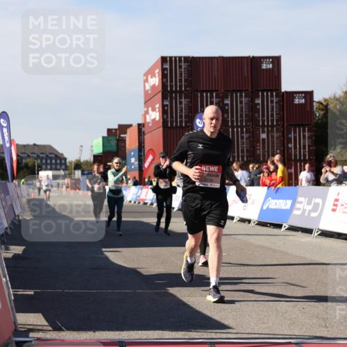 03.10.2025 - Köhlbrandbrückenlauf Lena Gebhardt http://msf.ph/oto/9081442 03.10.2025 13:47:10 Ziel 5136, 5635, 5636, 6073 meine-sportfotos.de