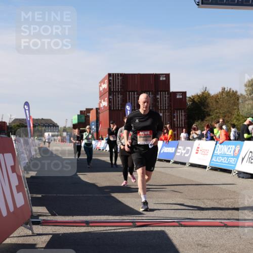 03.10.2025 - Köhlbrandbrückenlauf Lena Gebhardt http://msf.ph/oto/9081454 03.10.2025 13:47:11 Ziel 5136, 5293, 5635, 5636, 6073 meine-sportfotos.de