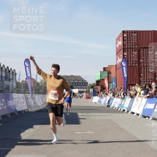03.10.2025 - Köhlbrandbrückenlauf Jannik Wohlers http://msf.ph/oto/9081497 03.10.2025 12:50:53 Ziel 4072, 6216, 6552 meine-sportfotos.de