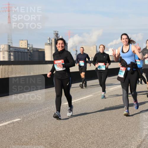 03.10.2025 - Köhlbrandbrückenlauf Lena Gebhardt http://msf.ph/oto/9081517 03.10.2025 10:04:17 Position 2 2532, 1895 meine-sportfotos.de