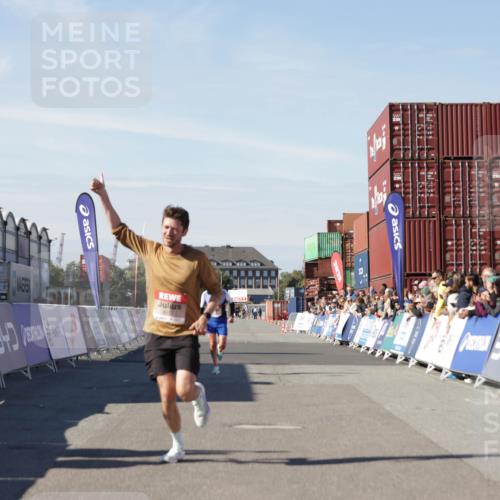 03.10.2025 - Köhlbrandbrückenlauf Jannik Wohlers http://msf.ph/oto/9081521 03.10.2025 12:50:53 Ziel 4072, 6216, 6552 meine-sportfotos.de