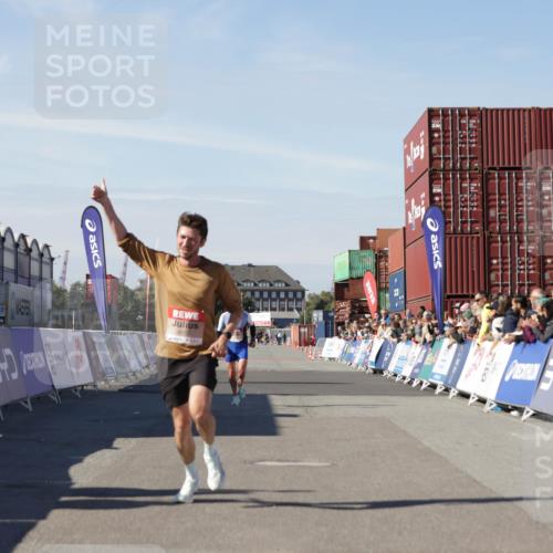 03.10.2025 - Köhlbrandbrückenlauf Jannik Wohlers http://msf.ph/oto/9081531 03.10.2025 12:50:53 Ziel 4072, 6216, 6552 meine-sportfotos.de