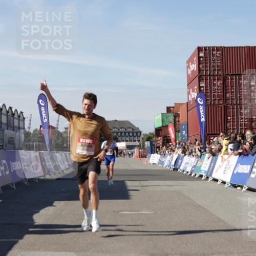 03.10.2025 - Köhlbrandbrückenlauf Jannik Wohlers http://msf.ph/oto/9081550 03.10.2025 12:50:53 Ziel 4072, 6216, 6552 meine-sportfotos.de