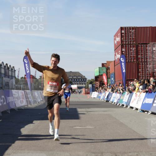 03.10.2025 - Köhlbrandbrückenlauf Jannik Wohlers http://msf.ph/oto/9081573 03.10.2025 12:50:53 Ziel 4072, 6216, 6552 meine-sportfotos.de