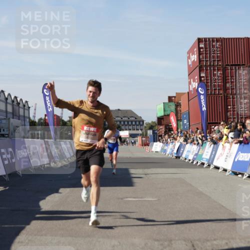 03.10.2025 - Köhlbrandbrückenlauf Jannik Wohlers http://msf.ph/oto/9081592 03.10.2025 12:50:53 Ziel 4072, 6216, 6552 meine-sportfotos.de