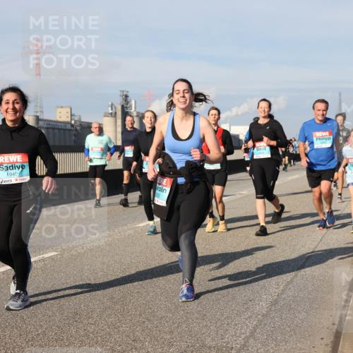 03.10.2025 - Köhlbrandbrückenlauf Lena Gebhardt http://msf.ph/oto/9081597 03.10.2025 10:04:18 Position 2 1940, 532 meine-sportfotos.de