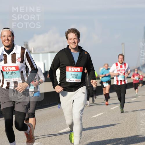03.10.2025 - Köhlbrandbrückenlauf Jannik Wohlers http://msf.ph/oto/9081602 03.10.2025 10:02:30 Position 3 2765, 3732 meine-sportfotos.de