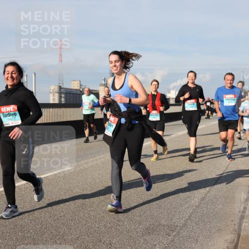 03.10.2025 - Köhlbrandbrückenlauf Lena Gebhardt http://msf.ph/oto/9081606 03.10.2025 10:04:19 Position 2 1940 meine-sportfotos.de