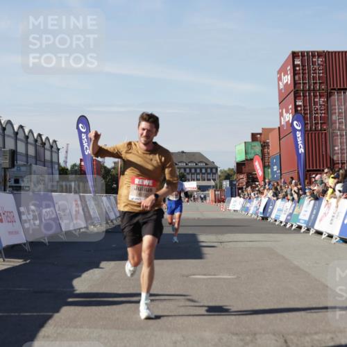 03.10.2025 - Köhlbrandbrückenlauf Jannik Wohlers http://msf.ph/oto/9081607 03.10.2025 12:50:53 Ziel 4072, 6216, 6552 meine-sportfotos.de