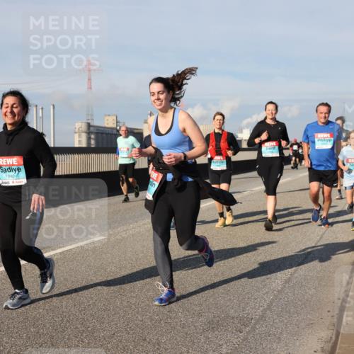 03.10.2025 - Köhlbrandbrückenlauf Lena Gebhardt http://msf.ph/oto/9081612 03.10.2025 10:04:19 Position 2 1940 meine-sportfotos.de