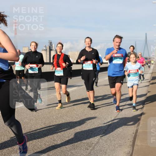 03.10.2025 - Köhlbrandbrückenlauf Lena Gebhardt http://msf.ph/oto/9081634 03.10.2025 10:04:19 Position 2  meine-sportfotos.de