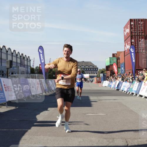 03.10.2025 - Köhlbrandbrückenlauf Jannik Wohlers http://msf.ph/oto/9081641 03.10.2025 12:50:53 Ziel 4072, 6216, 6552 meine-sportfotos.de