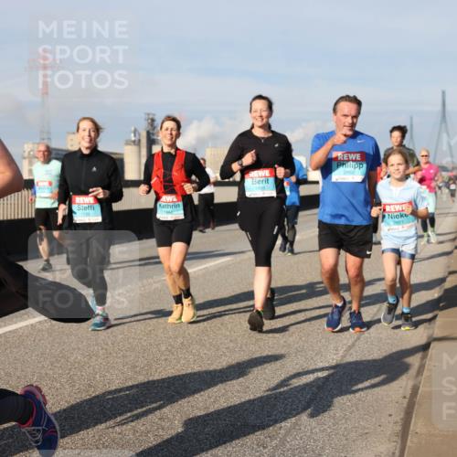 03.10.2025 - Köhlbrandbrückenlauf Lena Gebhardt http://msf.ph/oto/9081645 03.10.2025 10:04:19 Position 2 1732, 1940, 2862, 1895, 2861 meine-sportfotos.de