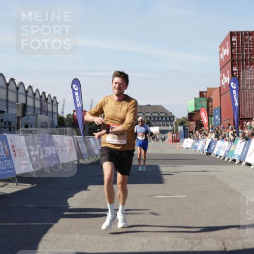 03.10.2025 - Köhlbrandbrückenlauf Jannik Wohlers http://msf.ph/oto/9081654 03.10.2025 12:50:53 Ziel 4072, 6216, 6552 meine-sportfotos.de