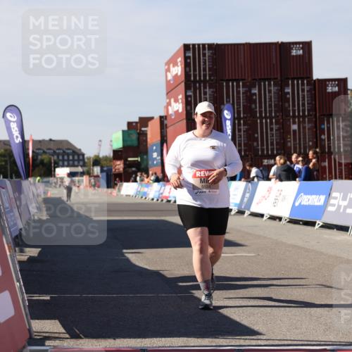 03.10.2025 - Köhlbrandbrückenlauf Lena Gebhardt http://msf.ph/oto/9081672 03.10.2025 13:47:29 Ziel 5534 meine-sportfotos.de
