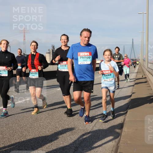 03.10.2025 - Köhlbrandbrückenlauf Lena Gebhardt http://msf.ph/oto/9081679 03.10.2025 10:04:20 Position 2 1732, 1440, 2862, 1895, 2861 meine-sportfotos.de