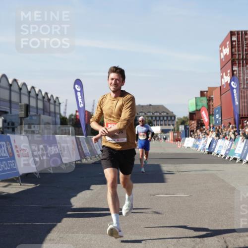 03.10.2025 - Köhlbrandbrückenlauf Jannik Wohlers http://msf.ph/oto/9081690 03.10.2025 12:50:53 Ziel 4072, 6216, 6552 meine-sportfotos.de
