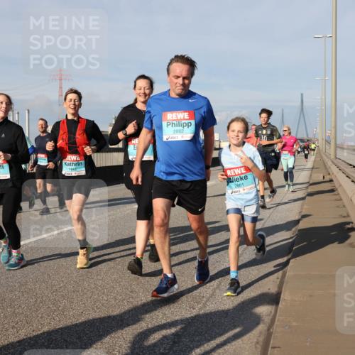03.10.2025 - Köhlbrandbrückenlauf Lena Gebhardt http://msf.ph/oto/9081700 03.10.2025 10:04:20 Position 2 1732, 1440, 2862, 2861 meine-sportfotos.de
