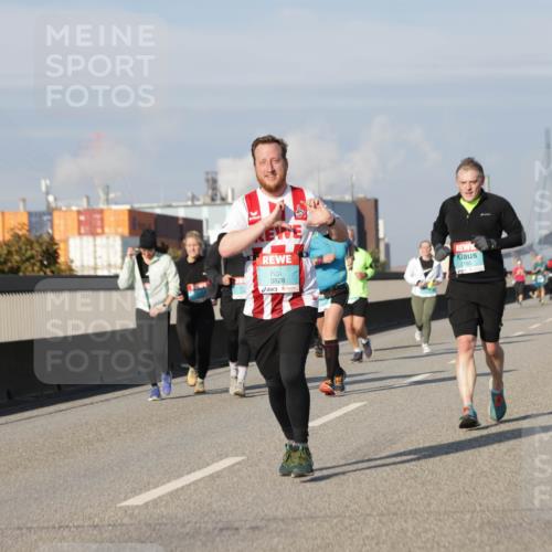 03.10.2025 - Köhlbrandbrückenlauf Jannik Wohlers http://msf.ph/oto/9081722 03.10.2025 10:02:34 Position 3 3828, 2180 meine-sportfotos.de