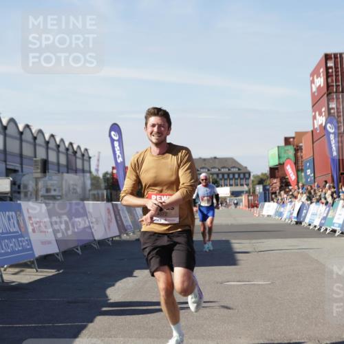 03.10.2025 - Köhlbrandbrückenlauf Jannik Wohlers http://msf.ph/oto/9081734 03.10.2025 12:50:53 Ziel 4072, 6216, 6552 meine-sportfotos.de