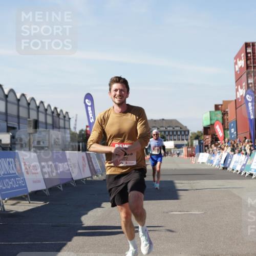 03.10.2025 - Köhlbrandbrückenlauf Jannik Wohlers http://msf.ph/oto/9081754 03.10.2025 12:50:53 Ziel 4072, 6216, 6552 meine-sportfotos.de