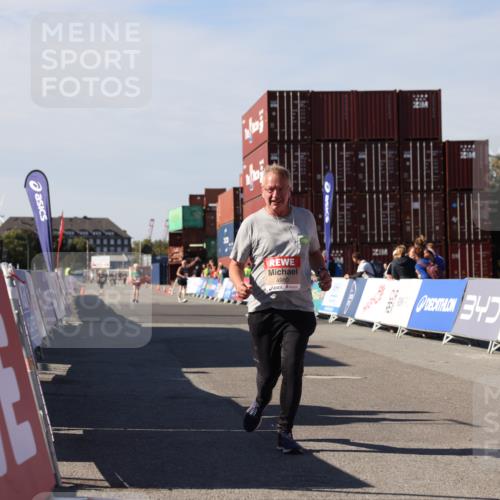 03.10.2025 - Köhlbrandbrückenlauf Lena Gebhardt http://msf.ph/oto/9081761 03.10.2025 13:47:51 Ziel 4980 meine-sportfotos.de