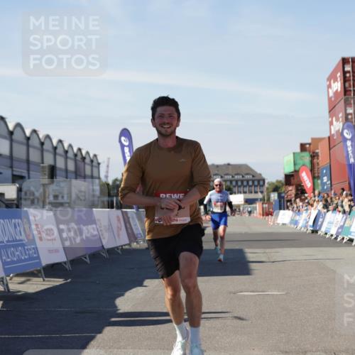 03.10.2025 - Köhlbrandbrückenlauf Jannik Wohlers http://msf.ph/oto/9081764 03.10.2025 12:50:53 Ziel 4072, 6216, 6552 meine-sportfotos.de