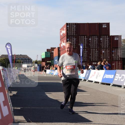 03.10.2025 - Köhlbrandbrückenlauf Lena Gebhardt http://msf.ph/oto/9081766 03.10.2025 13:47:51 Ziel 4980 meine-sportfotos.de