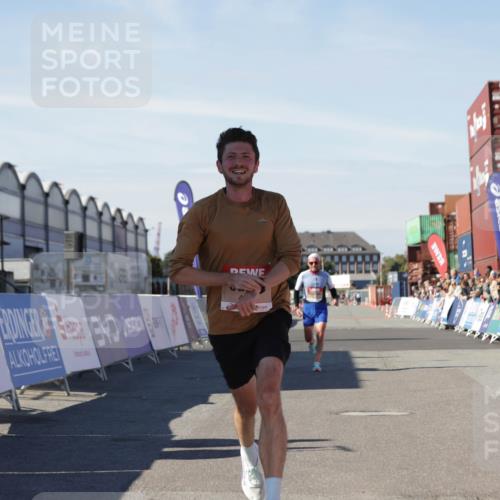 03.10.2025 - Köhlbrandbrückenlauf Jannik Wohlers http://msf.ph/oto/9081775 03.10.2025 12:50:53 Ziel 4072, 6216, 6552 meine-sportfotos.de