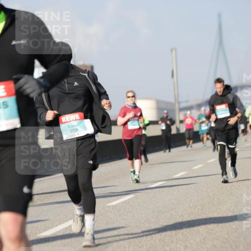 03.10.2025 - Köhlbrandbrückenlauf Jannik Wohlers http://msf.ph/oto/9081780 03.10.2025 10:02:37 Position 3 2180, 3758 meine-sportfotos.de