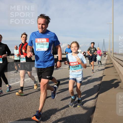03.10.2025 - Köhlbrandbrückenlauf Lena Gebhardt http://msf.ph/oto/9081785 03.10.2025 10:04:21 Position 2 1732, 1440, 2862, 2861 meine-sportfotos.de