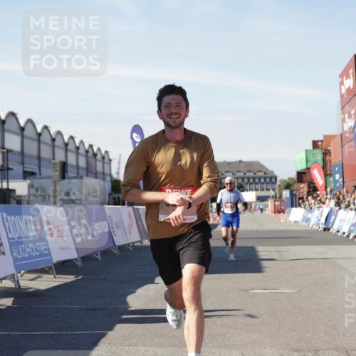 03.10.2025 - Köhlbrandbrückenlauf Jannik Wohlers http://msf.ph/oto/9081789 03.10.2025 12:50:53 Ziel 4072, 6216, 6552 meine-sportfotos.de