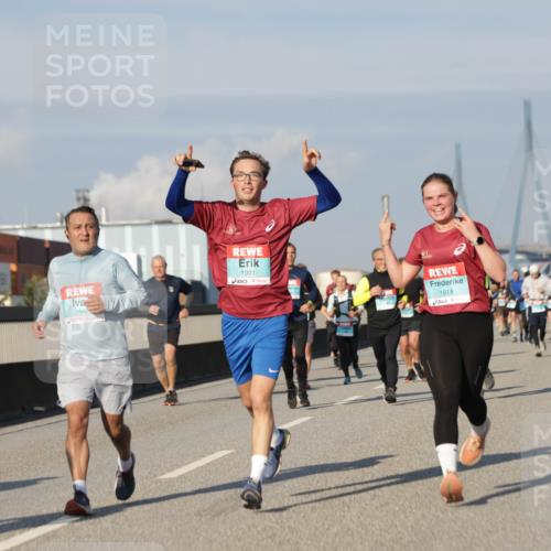 03.10.2025 - Köhlbrandbrückenlauf Jannik Wohlers http://msf.ph/oto/9081799 03.10.2025 09:54:49 Position 3 3542, 1901, 1818 meine-sportfotos.de