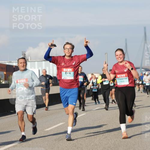 03.10.2025 - Köhlbrandbrückenlauf Jannik Wohlers http://msf.ph/oto/9081803 03.10.2025 09:54:49 Position 3 3542, 1901, 1818 meine-sportfotos.de