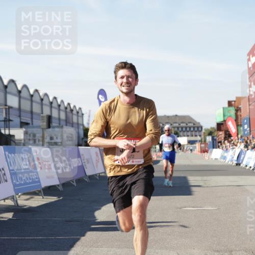 03.10.2025 - Köhlbrandbrückenlauf Jannik Wohlers http://msf.ph/oto/9081805 03.10.2025 12:50:53 Ziel 4072, 6216, 6552 meine-sportfotos.de