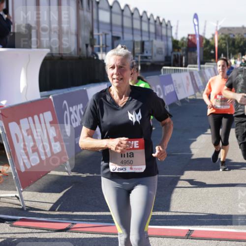 03.10.2025 - Köhlbrandbrückenlauf Jannik Wohlers http://msf.ph/oto/9081813 03.10.2025 13:18:07 Ziel 4333, 4366, 4472, 4473, 4620, 4661, 4682, 4950, 5209, 5454, 6310, 6326, 6633, 6634 meine-sportfotos.de
