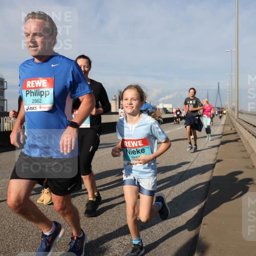 03.10.2025 - Köhlbrandbrückenlauf Lena Gebhardt http://msf.ph/oto/9081823 03.10.2025 10:04:21 Position 2 1732, 2862 meine-sportfotos.de