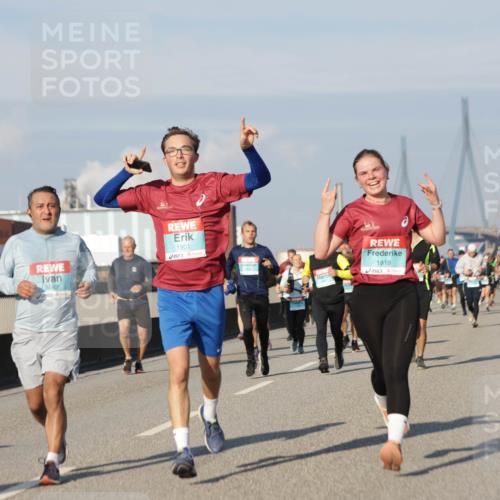 03.10.2025 - Köhlbrandbrückenlauf Jannik Wohlers http://msf.ph/oto/9081829 03.10.2025 09:54:50 Position 3 3542, 1901, 1818 meine-sportfotos.de