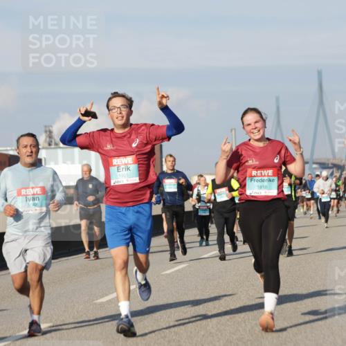 03.10.2025 - Köhlbrandbrückenlauf Jannik Wohlers http://msf.ph/oto/9081838 03.10.2025 09:54:50 Position 3 3542, 1901, 1818 meine-sportfotos.de