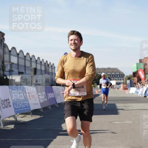 03.10.2025 - Köhlbrandbrückenlauf Jannik Wohlers http://msf.ph/oto/9081842 03.10.2025 12:50:54 Ziel 4072, 6216, 6552 meine-sportfotos.de