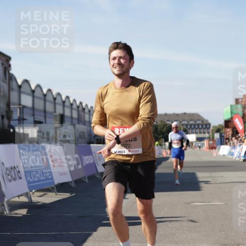 03.10.2025 - Köhlbrandbrückenlauf Jannik Wohlers http://msf.ph/oto/9081851 03.10.2025 12:50:54 Ziel 4072, 6216, 6552 meine-sportfotos.de