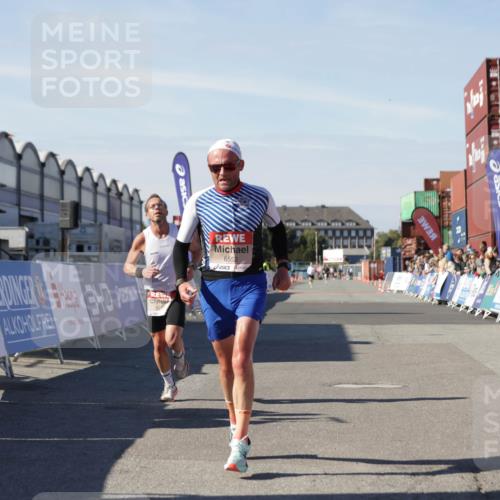 03.10.2025 - Köhlbrandbrückenlauf Jannik Wohlers http://msf.ph/oto/9081863 03.10.2025 12:50:57 Ziel 4072, 6216, 6552 meine-sportfotos.de