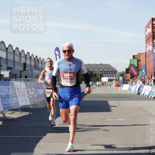 03.10.2025 - Köhlbrandbrückenlauf Jannik Wohlers http://msf.ph/oto/9081885 03.10.2025 12:50:57 Ziel 4072, 6216, 6552 meine-sportfotos.de